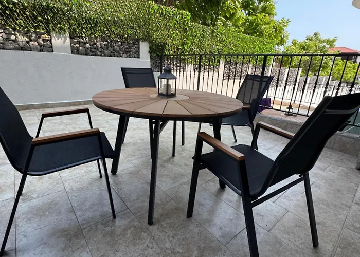 Luxury Seaside With Seaview Apartament